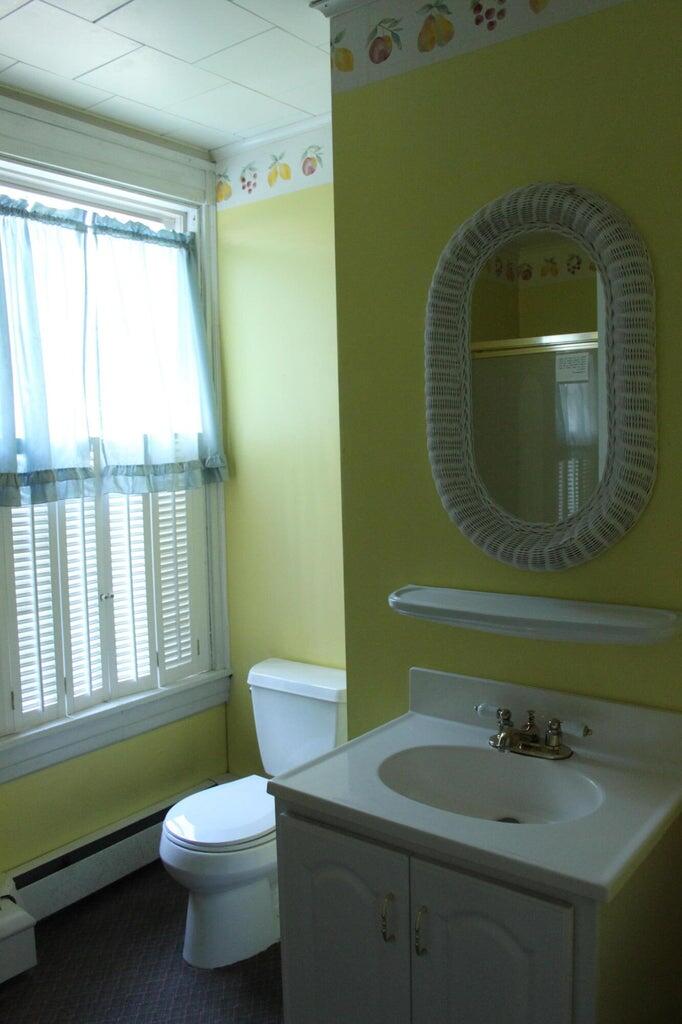 Full bathroom 1st floor