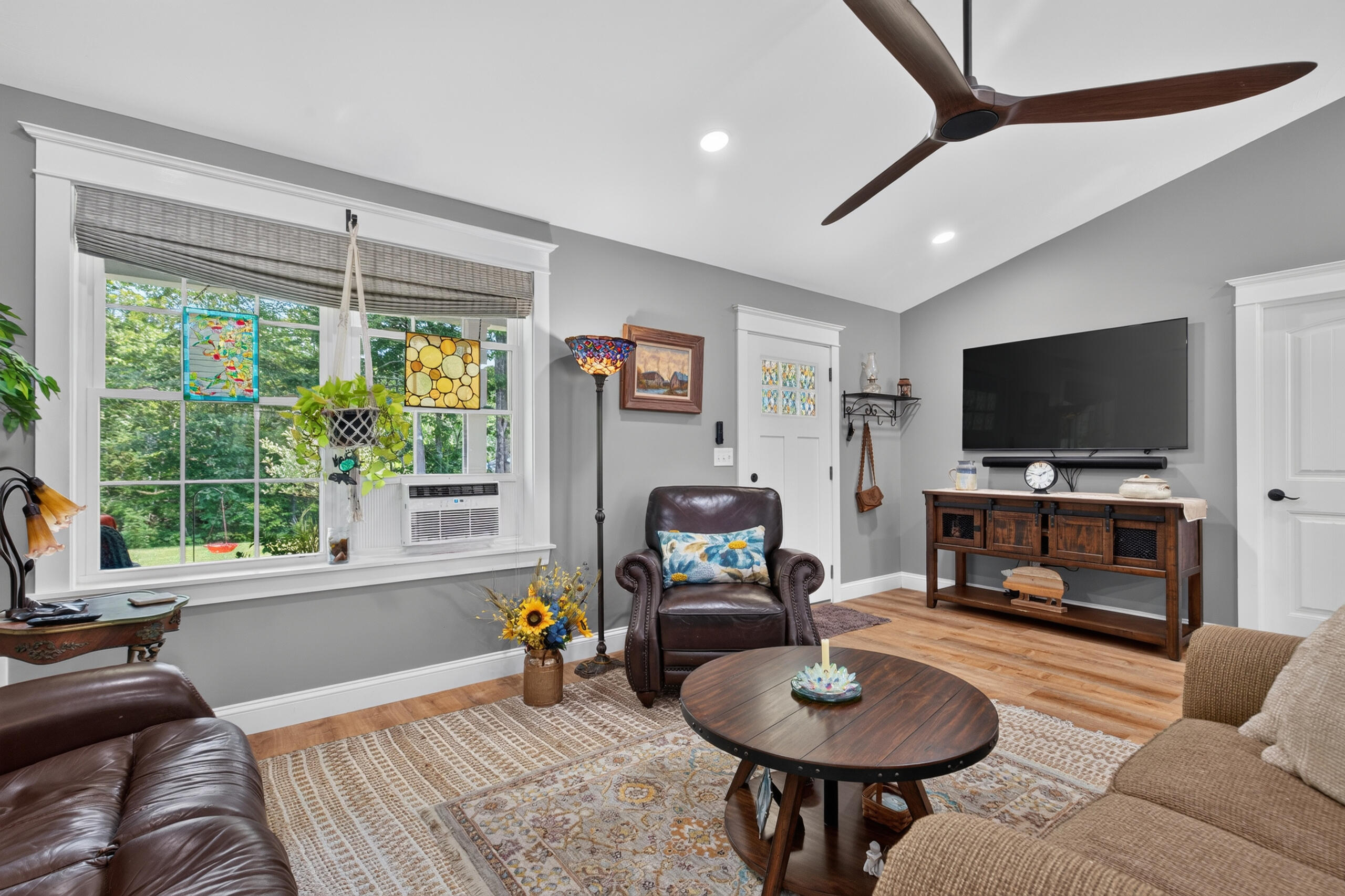 520 Bog Road, Hermon, ME 04401 Living room