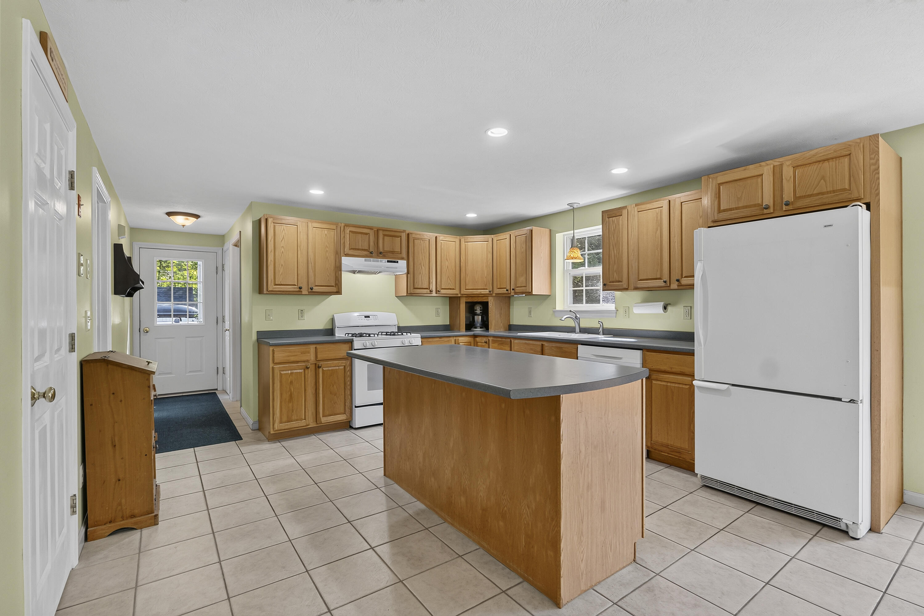 Great Kitchen Space!