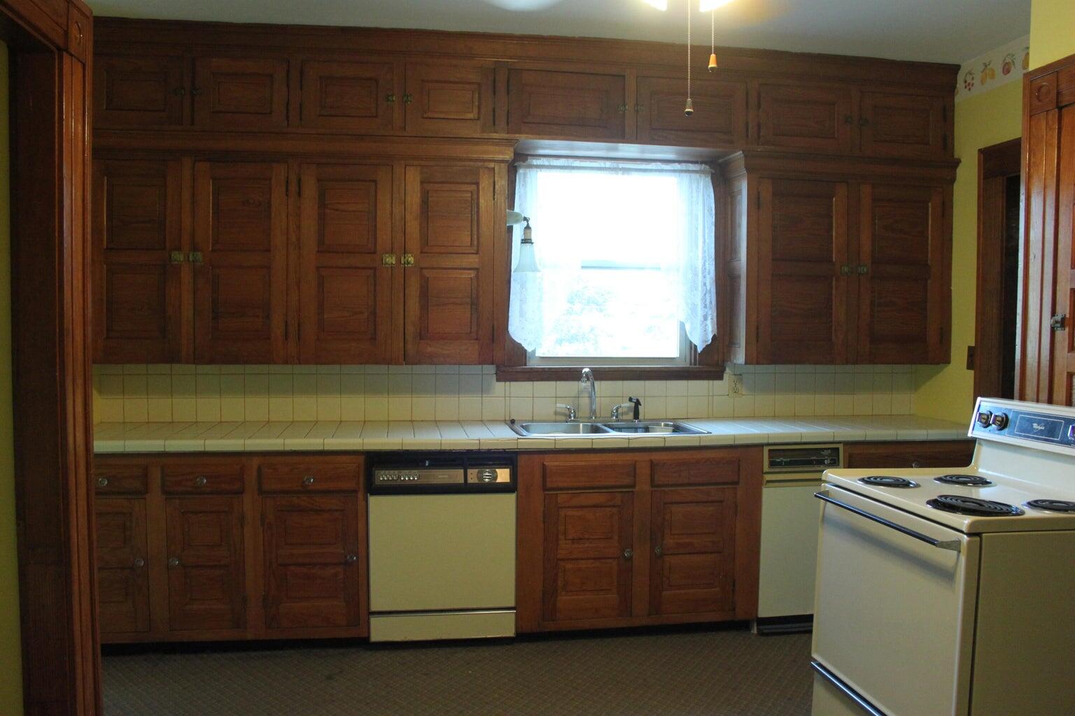 1st floor kitchen, (no fridge)