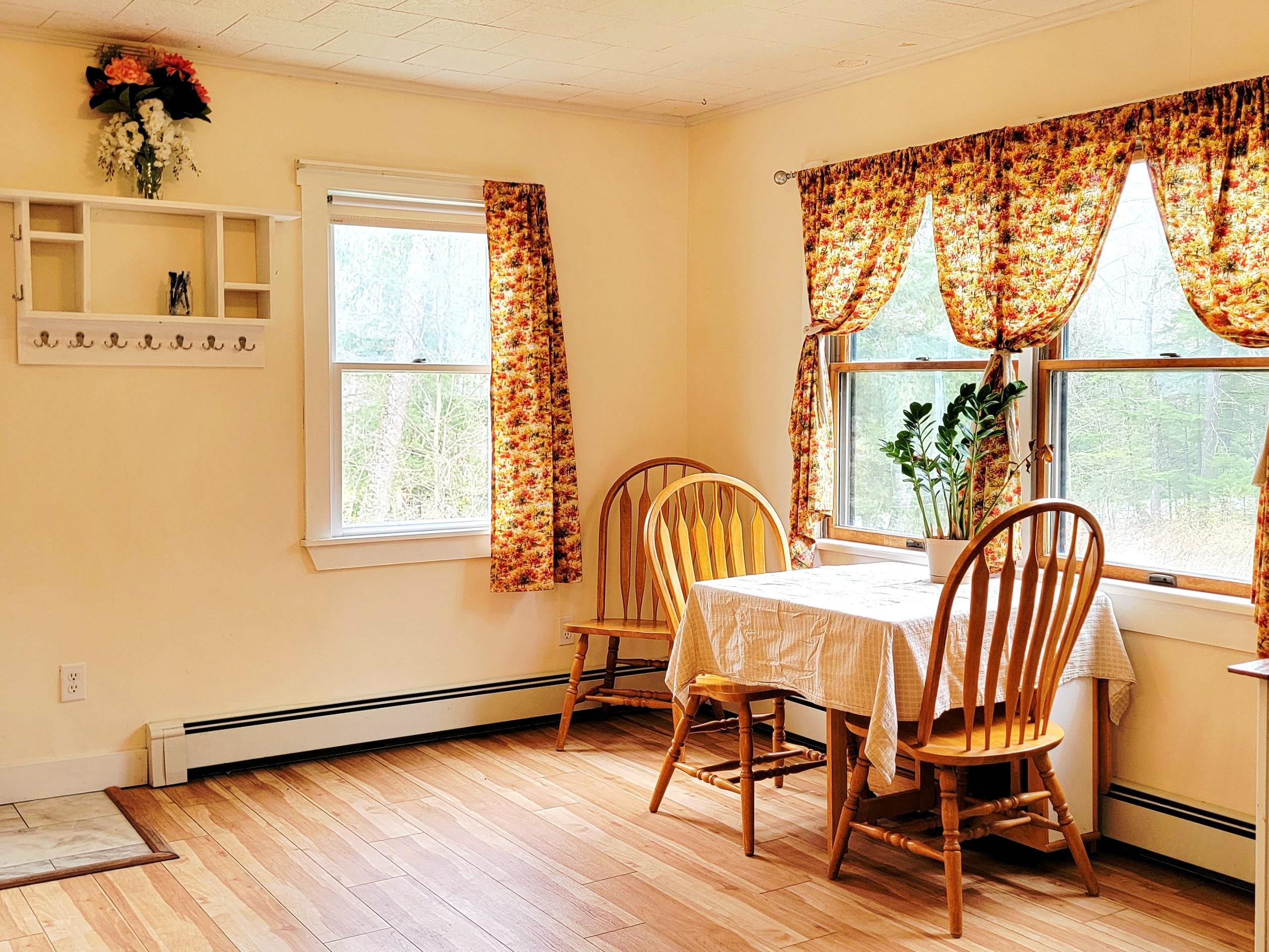 Large Eat-in Kitchen