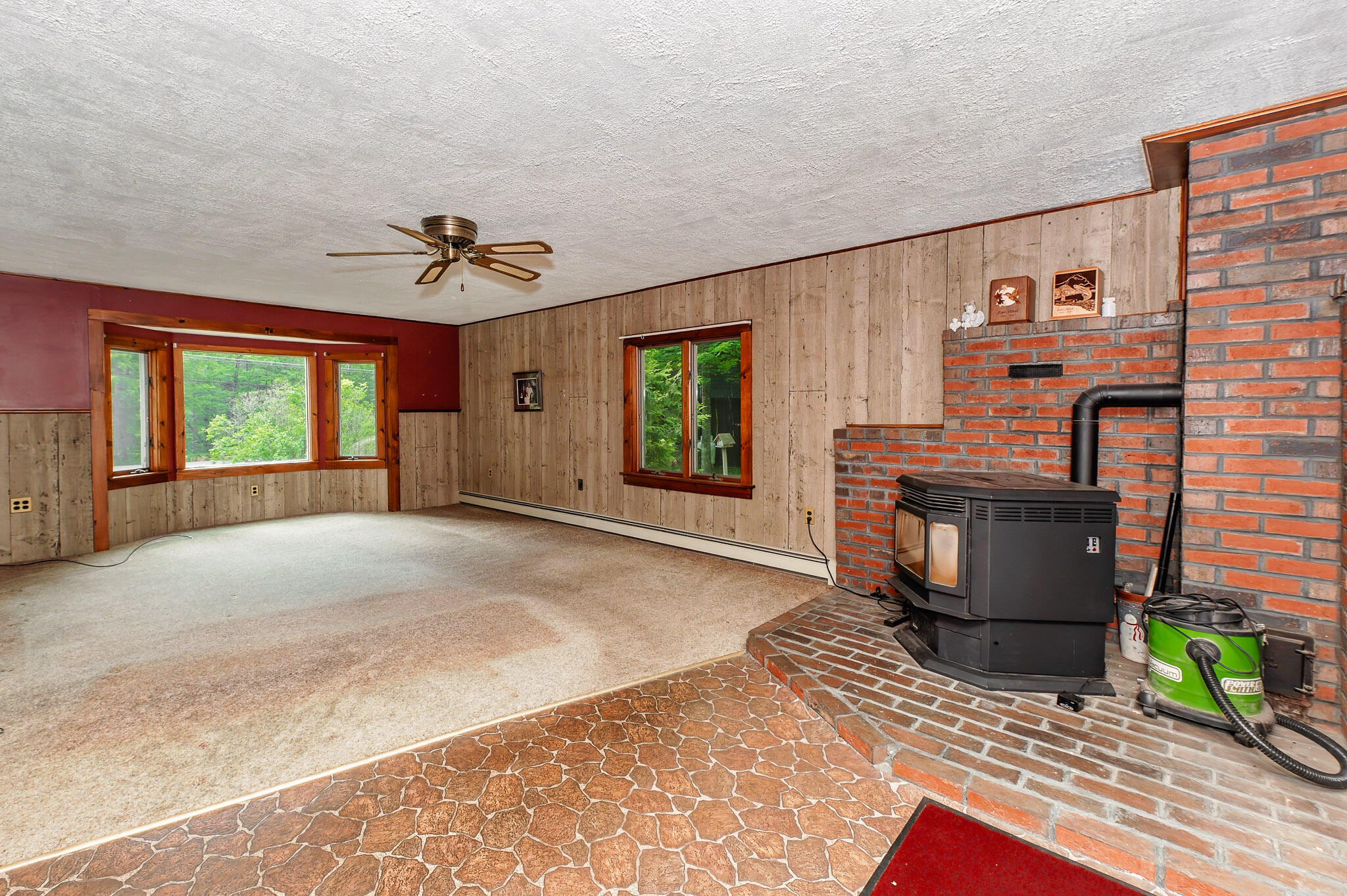 1574 Roxbury Road, Roxbury, ME 04275 Spacious Living Room