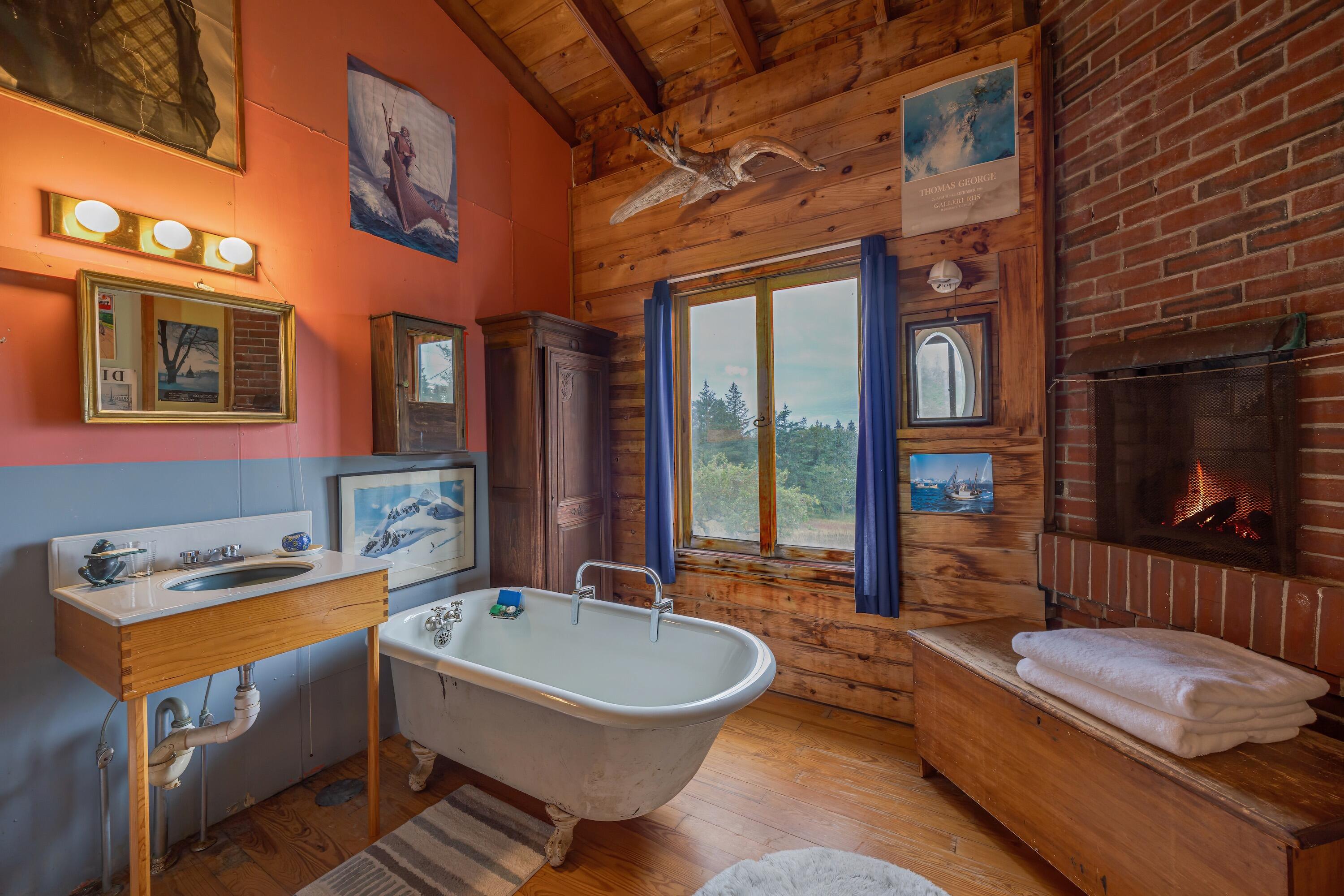 163 Back Road, Brooklin, ME 04616 upstairs bathroom