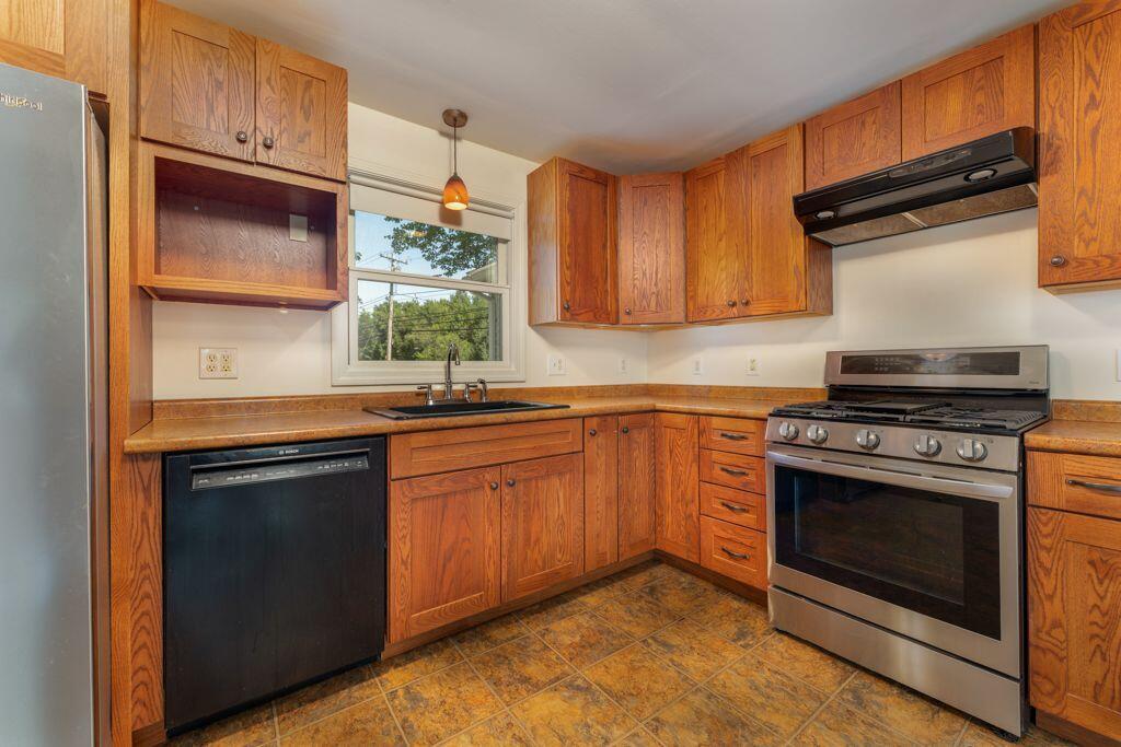 2 Forest Drive, Topsham, ME 04086 2 Forest kitchen 1