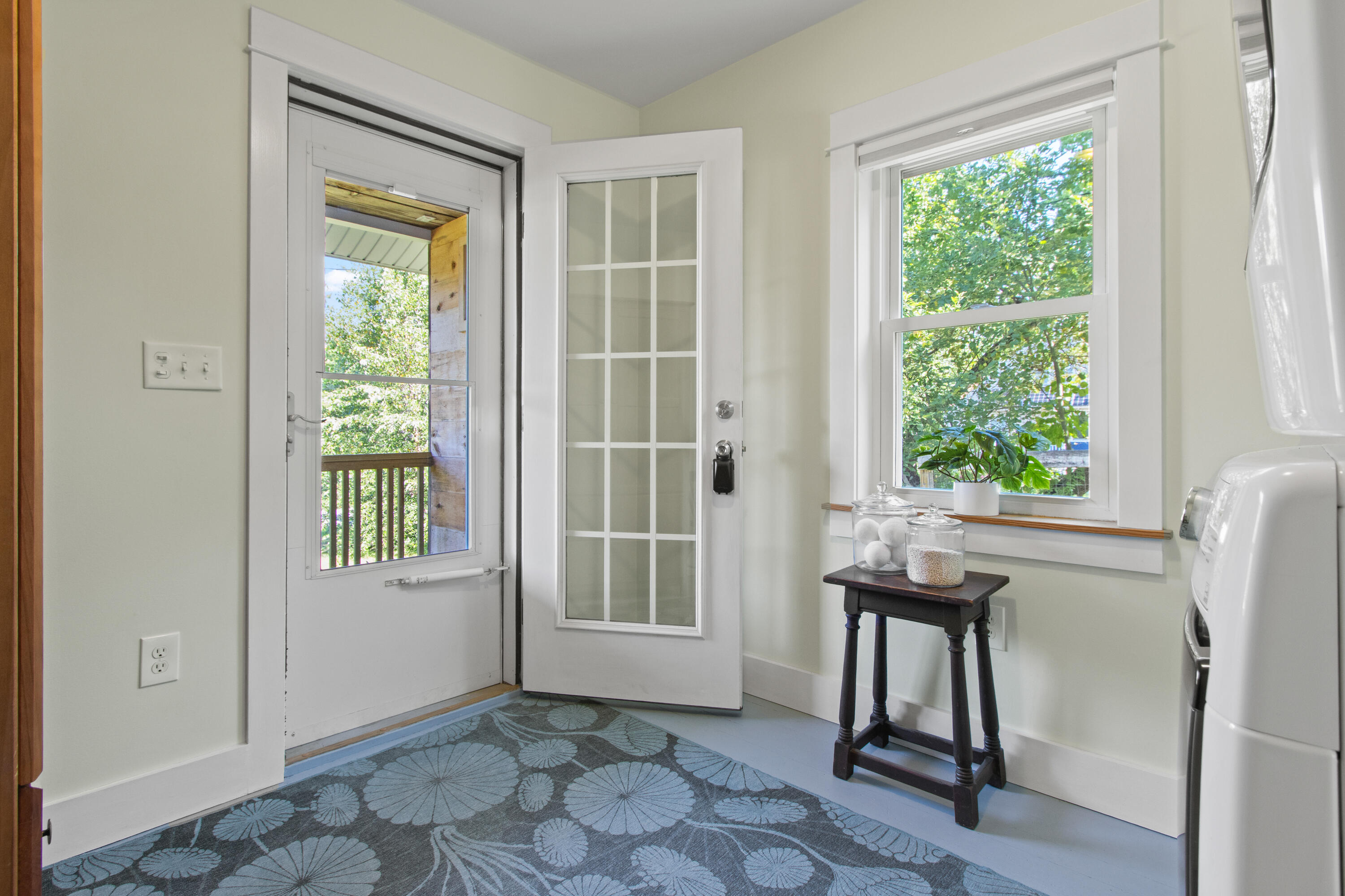 118 Rowe Avenue, Portland, ME 04102 Entryway & Laundry Room