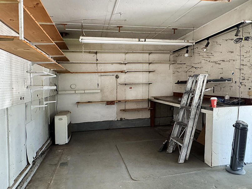 GARAGE - SIDE VIEW