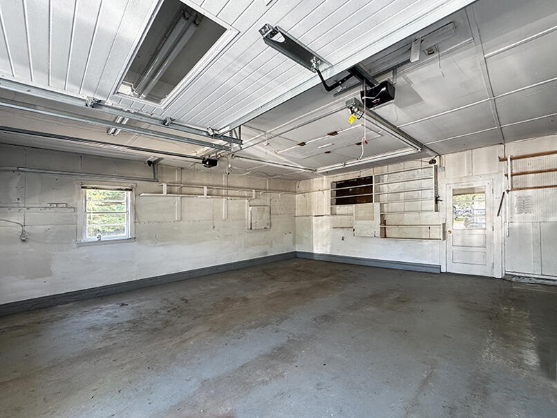 GARAGE - FRONT BAY