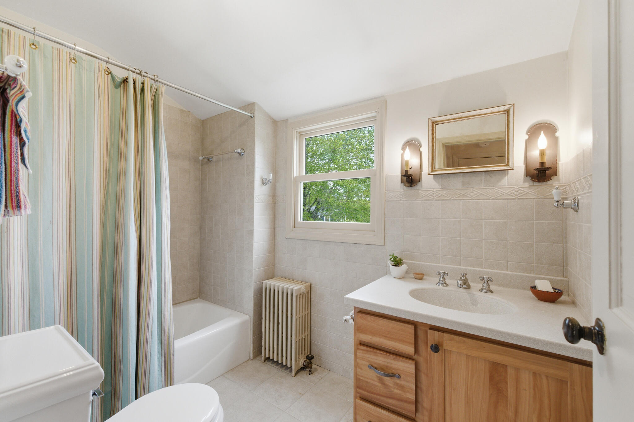 124 Phipps Point Road, Woolwich, ME 04579 Guest Bath