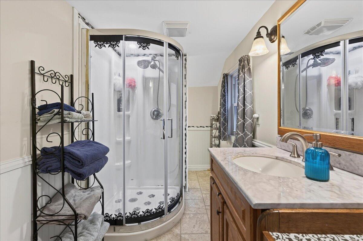 15 Commercial Street, Winterport, ME 04496 Full bathroom on second floor